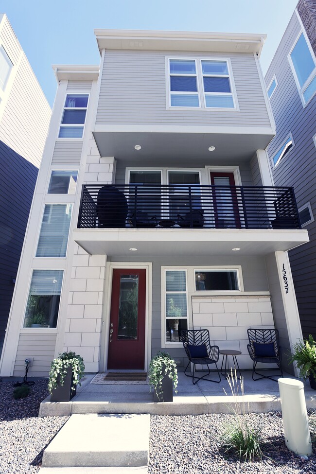 Exterior front entry w/porch - 15637 E Broncos Pl
