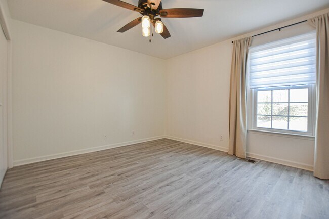 Building Photo - Pet Friendly Three Bedroom!