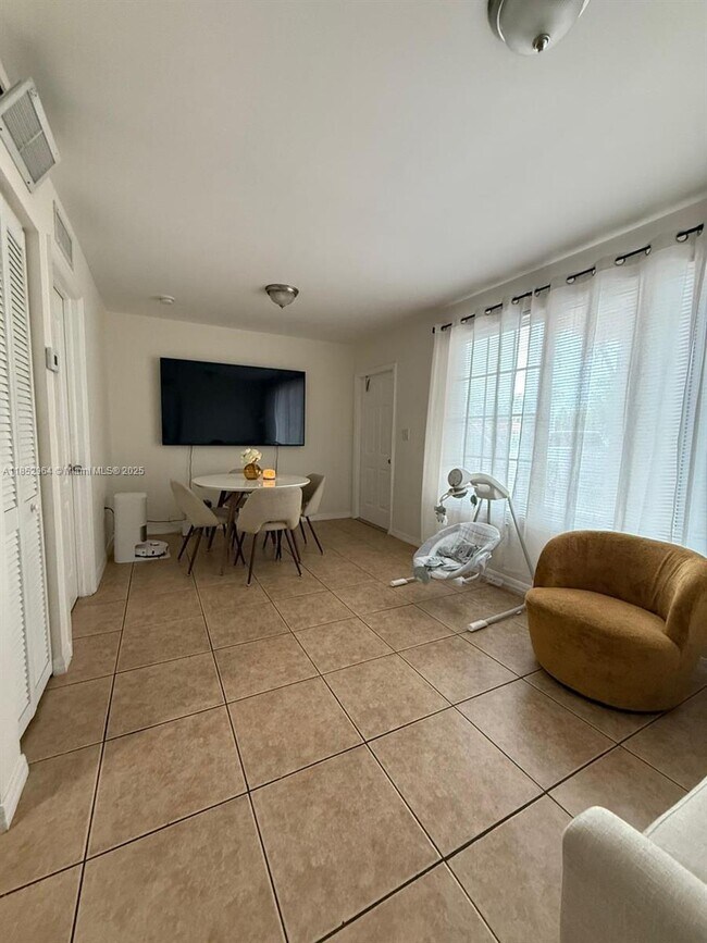 Building Photo - 13 S Royal Poinciana Blvd
