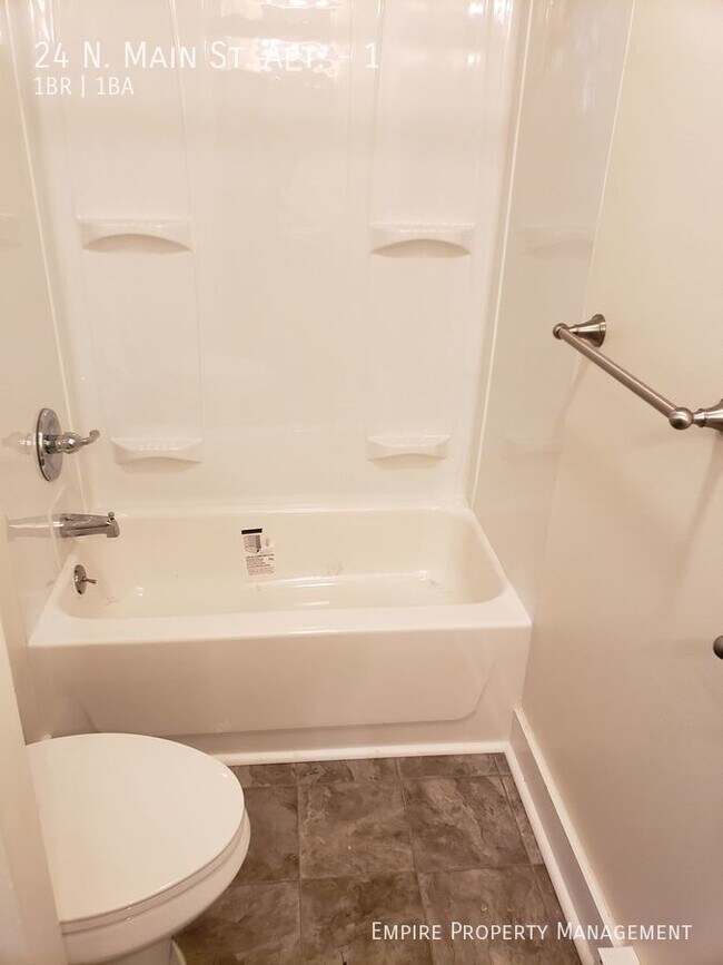 Building Photo - 1st Floor: 1 Bedroom/ 1 Bathroom Apartment...