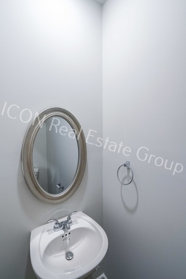 Building Photo - Beautiful 3-Bedroom Townhome with Modern Finishes & Prime Location!