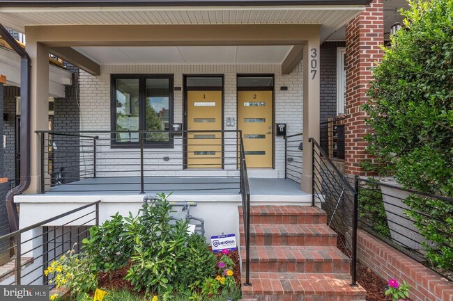 Front porch - 307 Todd Pl NE