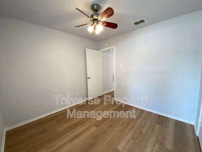 Building Photo - 209 Hickory Springs Dr