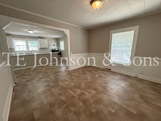 Building Photo - Charming 2 Bedroom Home with Rocking Chair Front Porch Near Downtown Winston-Salem