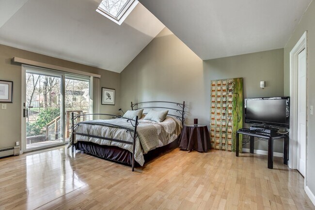 Building Photo - 11 Beethoven Ave