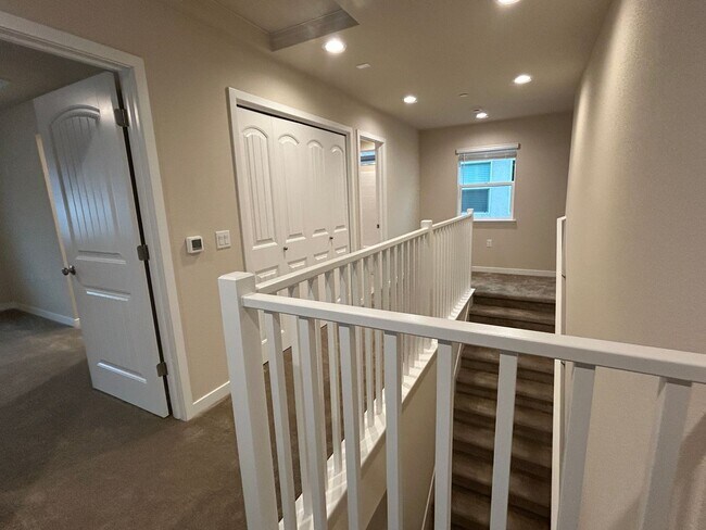 Building Photo - 479 Lemongrass St