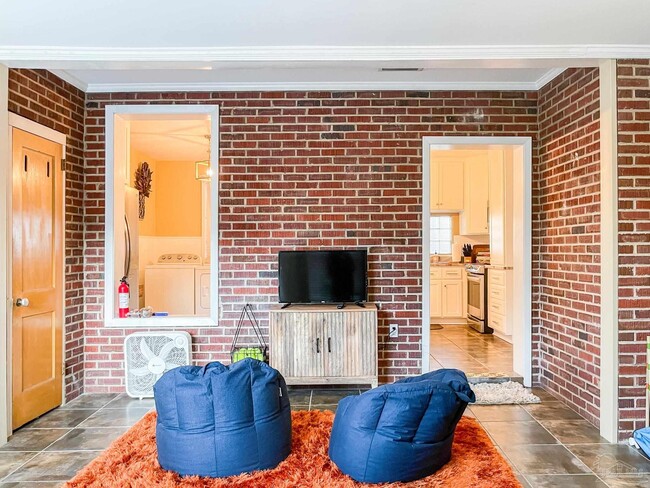 Building Photo - 1618 W Garden St