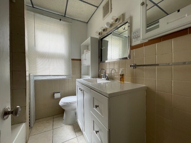 Building Photo - 543 Maple Ave