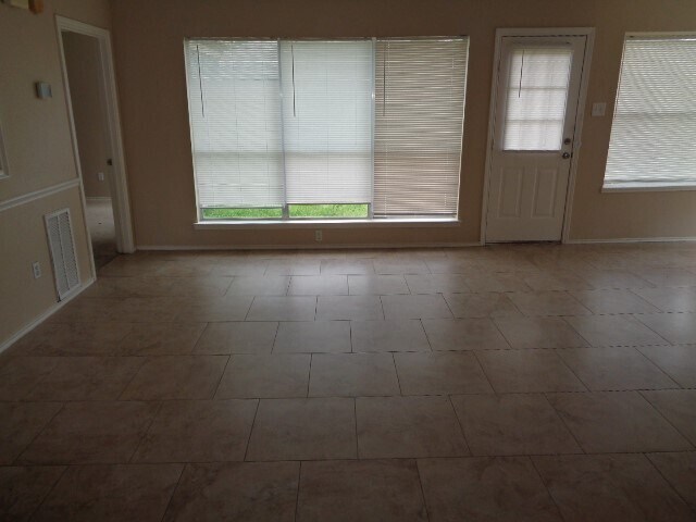 Building Photo - 16318 Leamington Ln