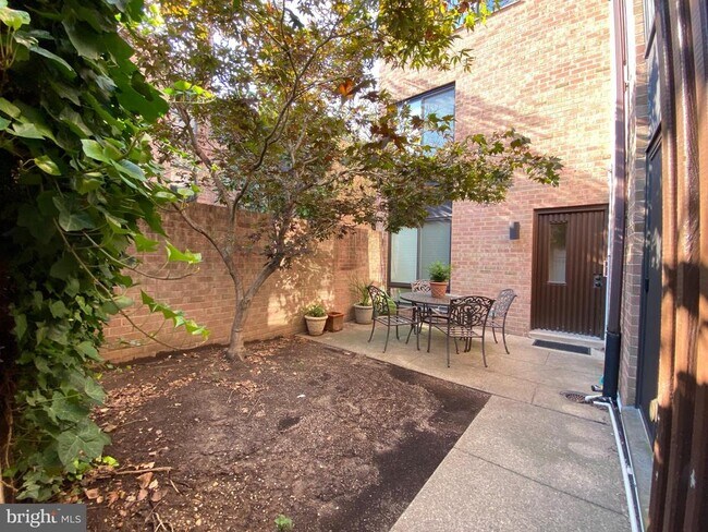 Building Photo - 130 Spruce St