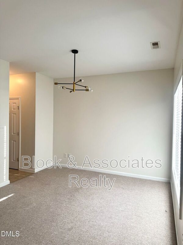 Building Photo - 116 Reno Ave