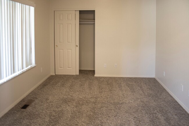 Building Photo - 3 Bed, 2 Bath, Huge Fenced Back Yard, 2-Car Garage in Wingfield Springs