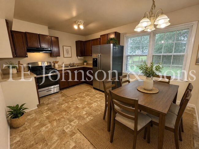 Building Photo - Charming 4 Bedroom Ranch with Fenced Yard and Hardwood Floors