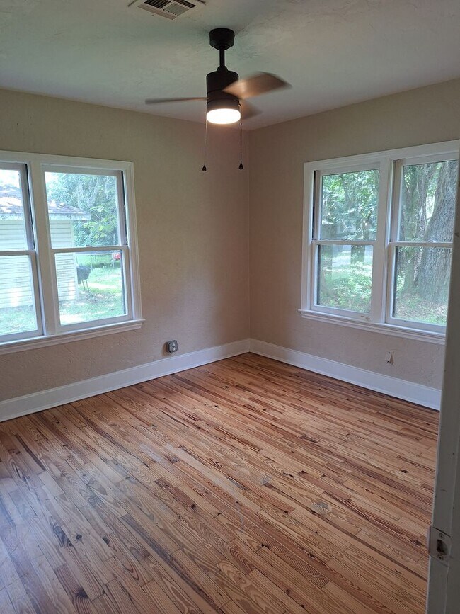 Building Photo - To schedule a Showing or Submit an Application please visit: https://www.rpmdiversified.com/house...