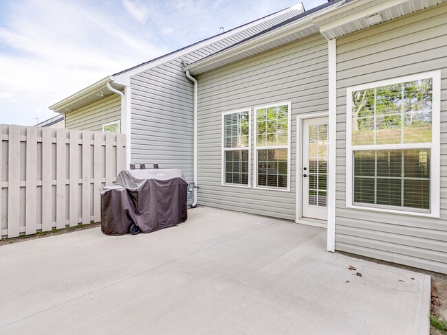 Building Photo - Lovely 3 Bedroom 2.5 Bath Townhouse, Easy ...