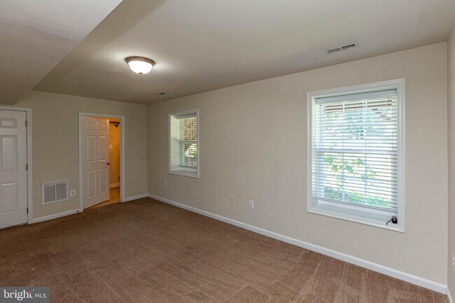 Building Photo - 34 Hidden Lake Dr