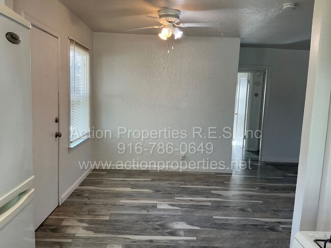 Building Photo - Close to Freeway, Shopping Single Story 2 Bedroom 1 Bath Large yard 1 Car Garage Drought Resistan...