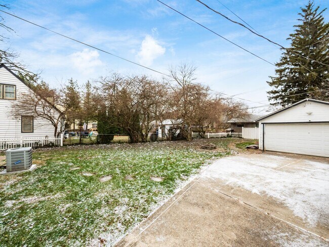 Building Photo - 495 Northview Dr