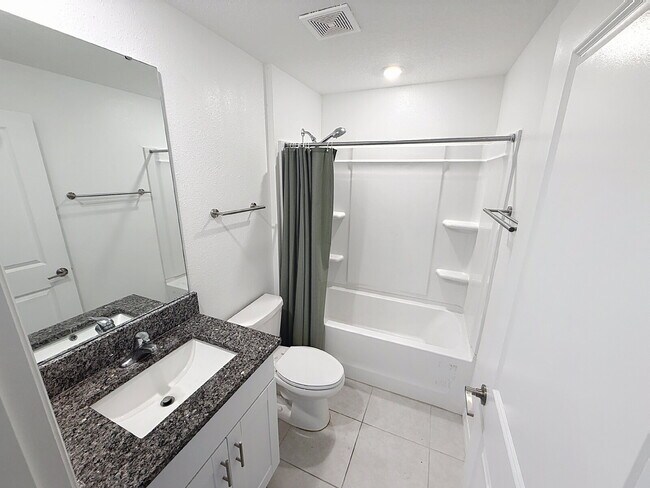 Building Photo - Beautiful 3 bedroom, 2 bath single family home awaits you!