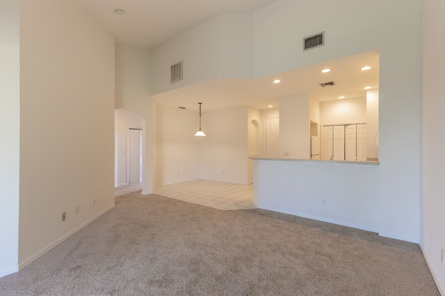 Building Photo - Spacious 3/2  in gated community off Colonial Blvd