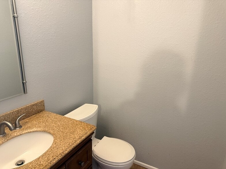 Building Photo - 2 Star Cir