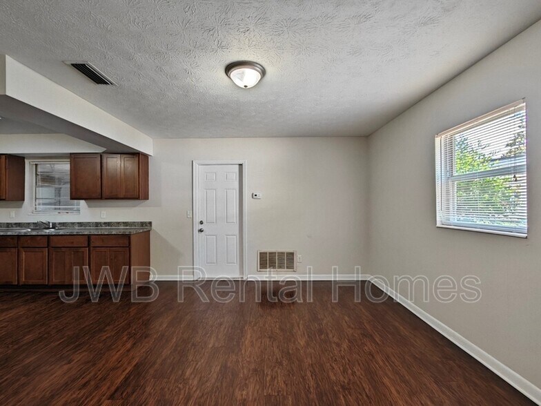 Building Photo - 5833 Jaguar Dr W