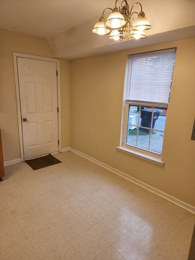 Building Photo - Spacious 2 Story home in Town - Apply Now ...