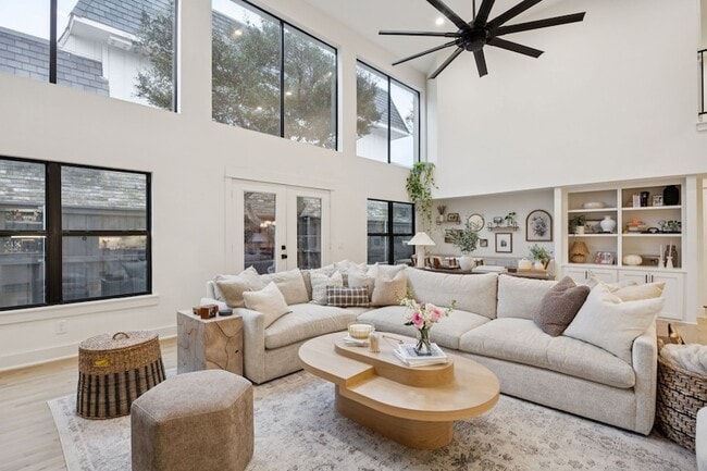 Building Photo - 5816 Orchid Ln