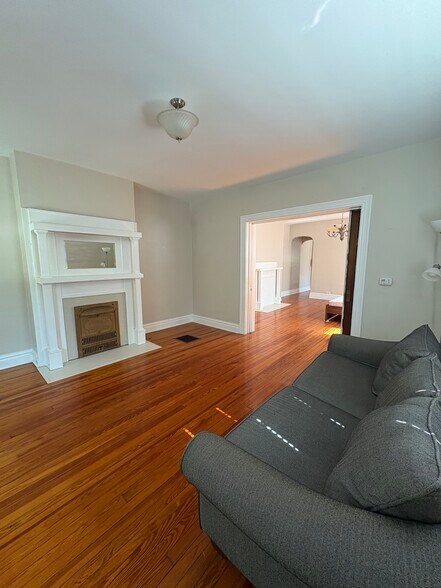 Living room - 123 Elm St