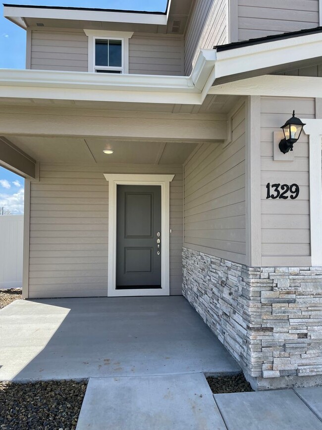 Building Photo - Bright and spacious 4 Bedroom 2.5 Bath hom...