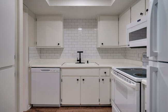 Building Photo - 2103 Pompton Dr