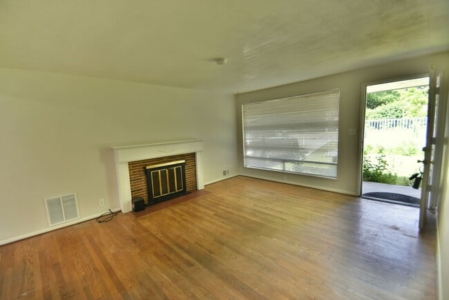 Building Photo - 3bd/1ba Seattle Home
