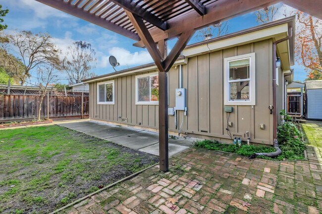 Building Photo - 123 Dunsmuir Way