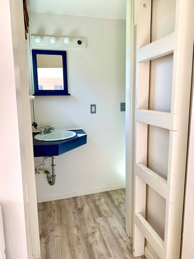 Building Photo - Cute and Quaint One bedroom in Petaluma. P...