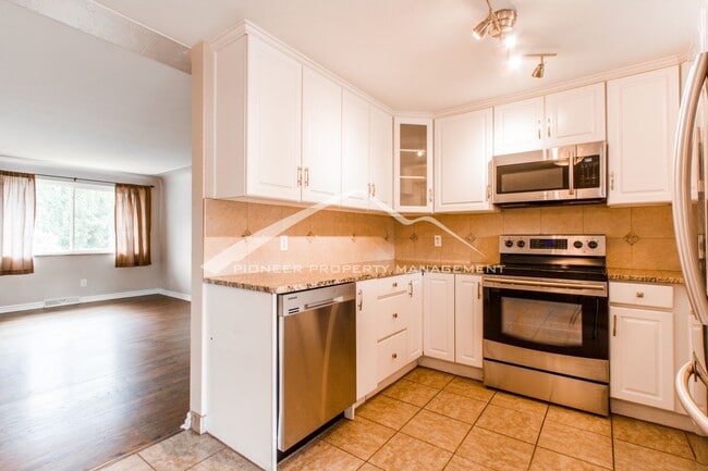 Building Photo - 1/2 Duplex with Central AC and Fenced Yard