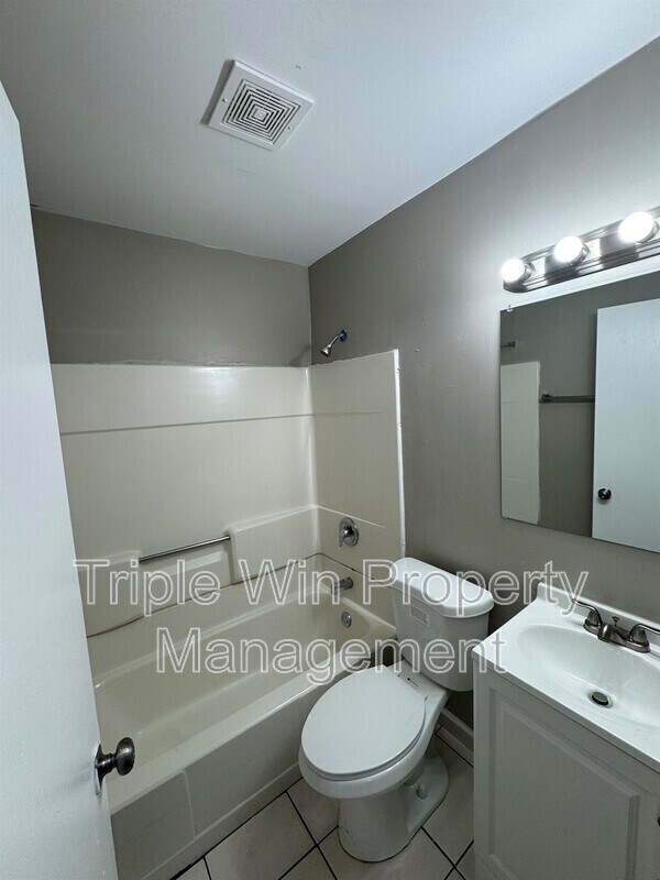 Building Photo - 1630 Kay Dr