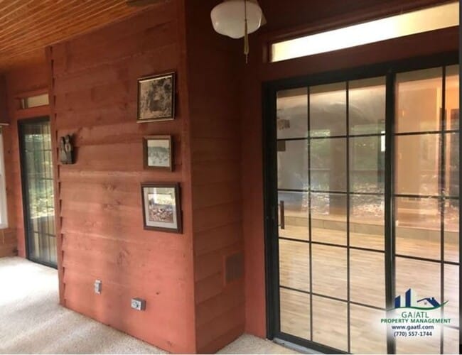 Building Photo - Spacious home in Stone Mountain with sunroom
