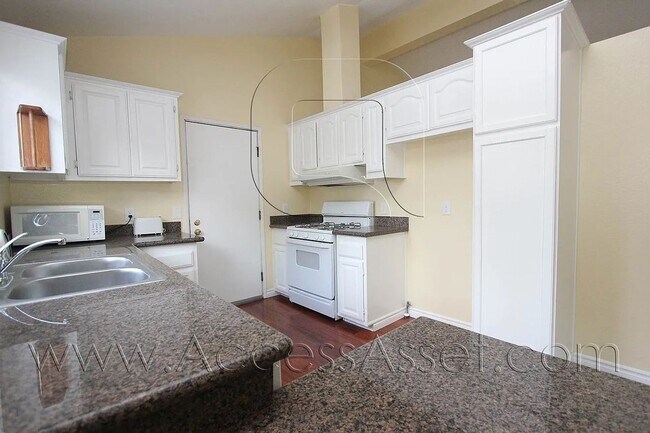 Building Photo - Spacious 3 Bedroom Home with Fenced Yard & Two-Car Garage in Lake Elsinore