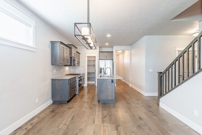 Building Photo - Quiet Centrally located 3 bed 2.5 bathroom