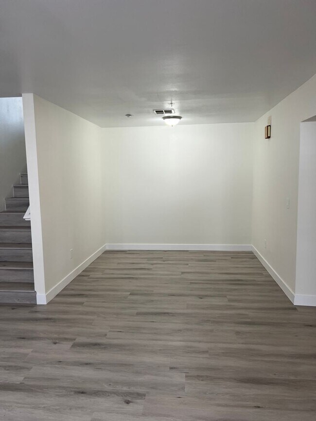 Building Photo - Delong Townhomes