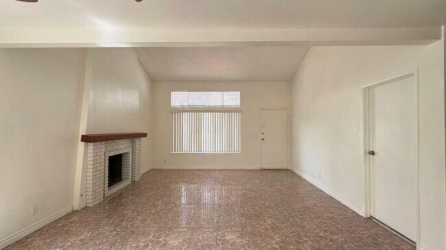 Building Photo - Cozy Home