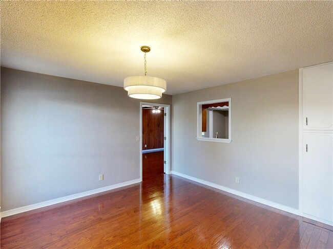 Building Photo - 1275 N Gregg Ave