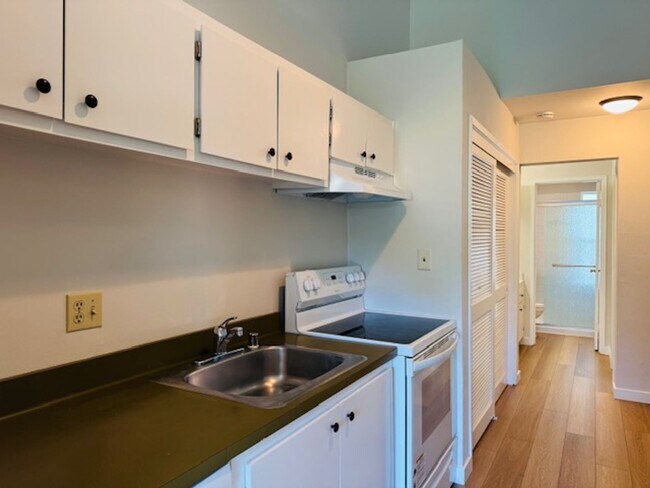 Building Photo - Spacious Two story 2 bedroom, 2 bath Condo. Move-In ready!!