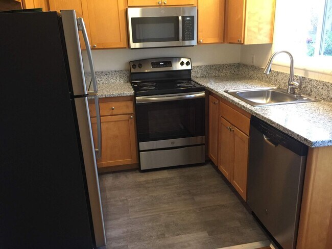 Building Photo - Upper 2bed, stainless steel appliances, of...