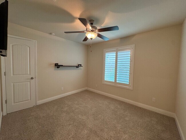 Building Photo - 493 Crescent Ln