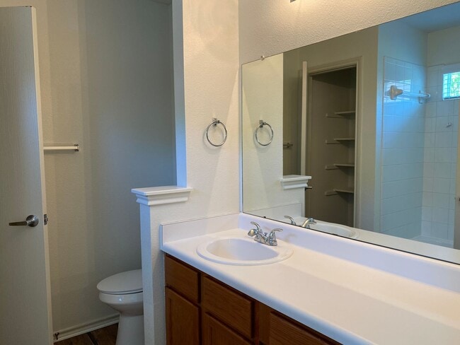 Building Photo - 4 Bedroom in Thaxton Place