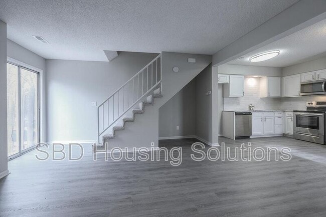 Building Photo - 106 NE Dogwood St