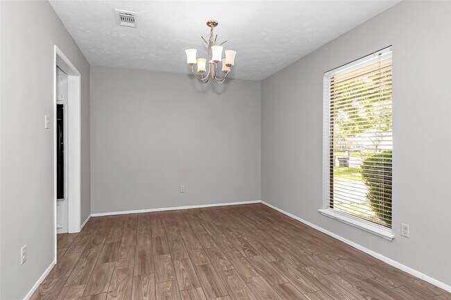 Building Photo - 2710 Green Fields Dr