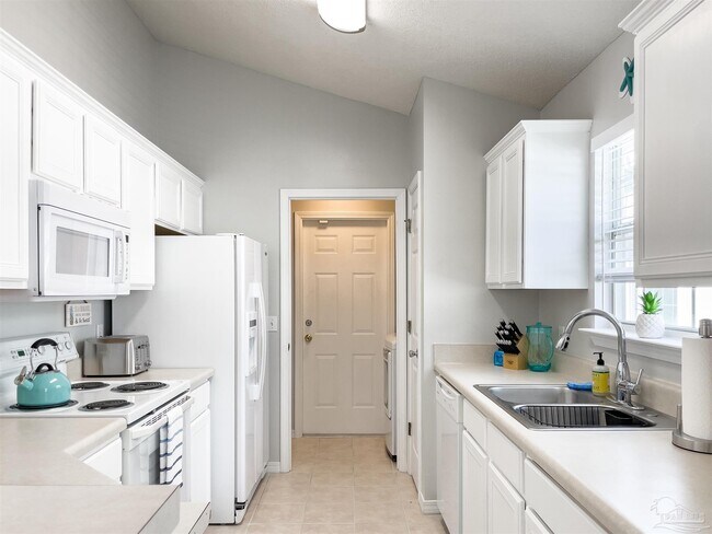 Building Photo - 852 Ladner Dr