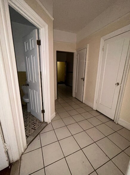 Building Photo - 813 Lenox Rd